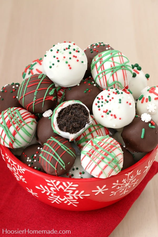 Oreo truffles: An extremely delicious and festive treat for the holidays! One bite of this easy no bake dessert will make you want to eat the entire bowl.
